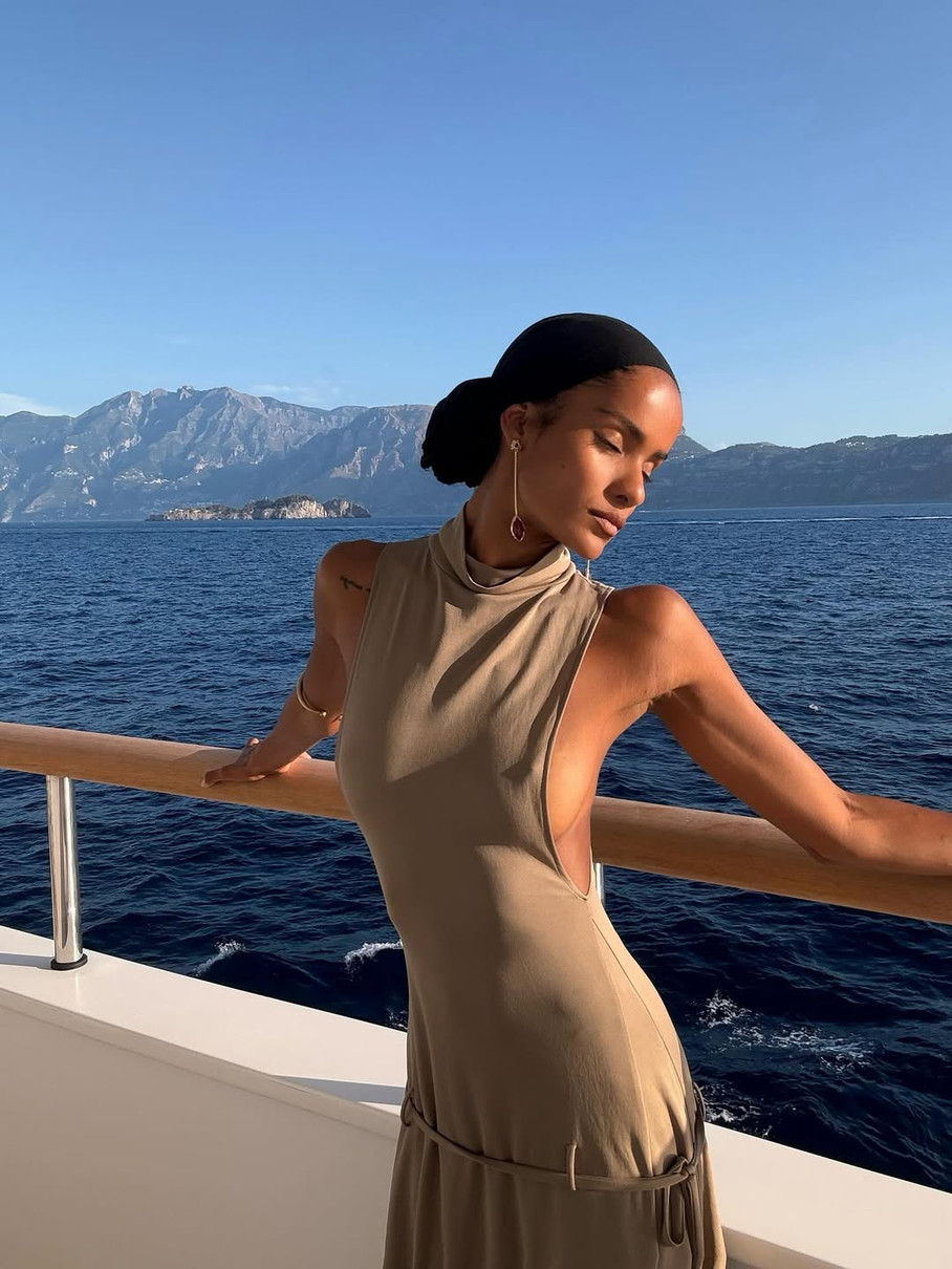 Кохана Касселя на яхті повигиналася для сонячного фото