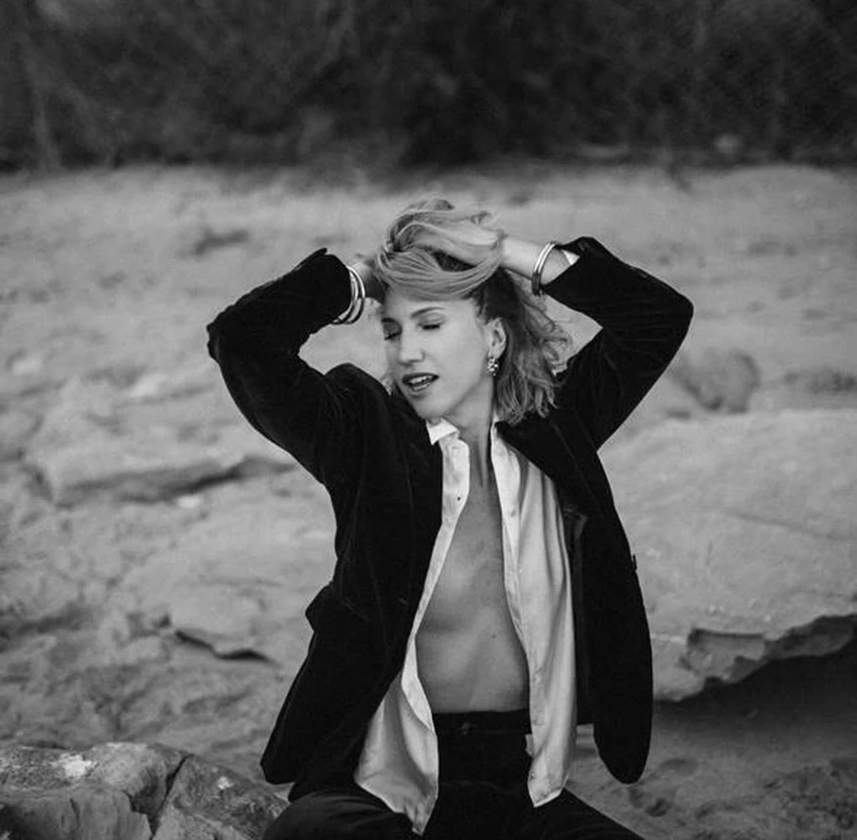 Луценко топлес у сорочці