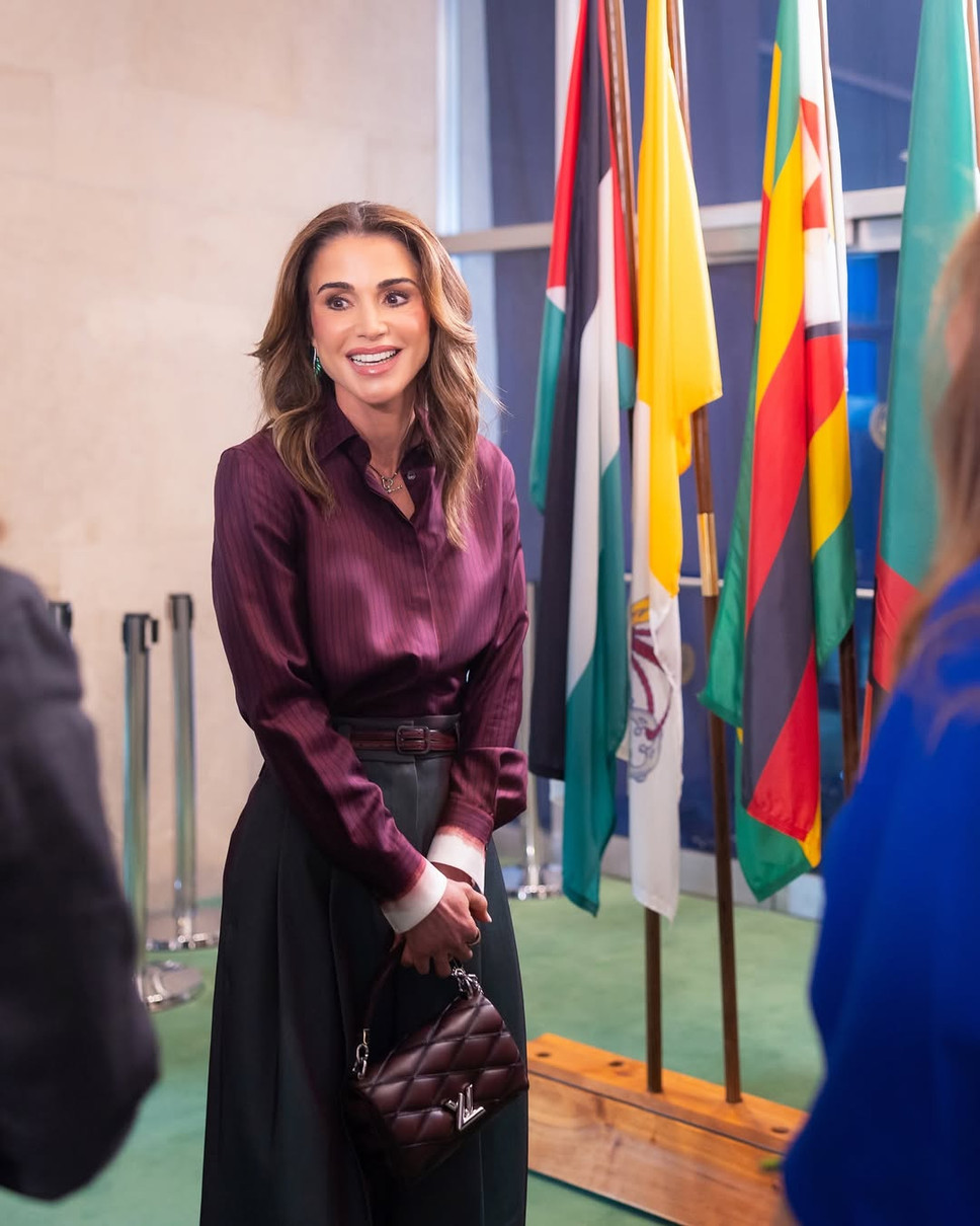 Королева Йорданії у буряковій блузці показалася у штаб-квартирі ООН