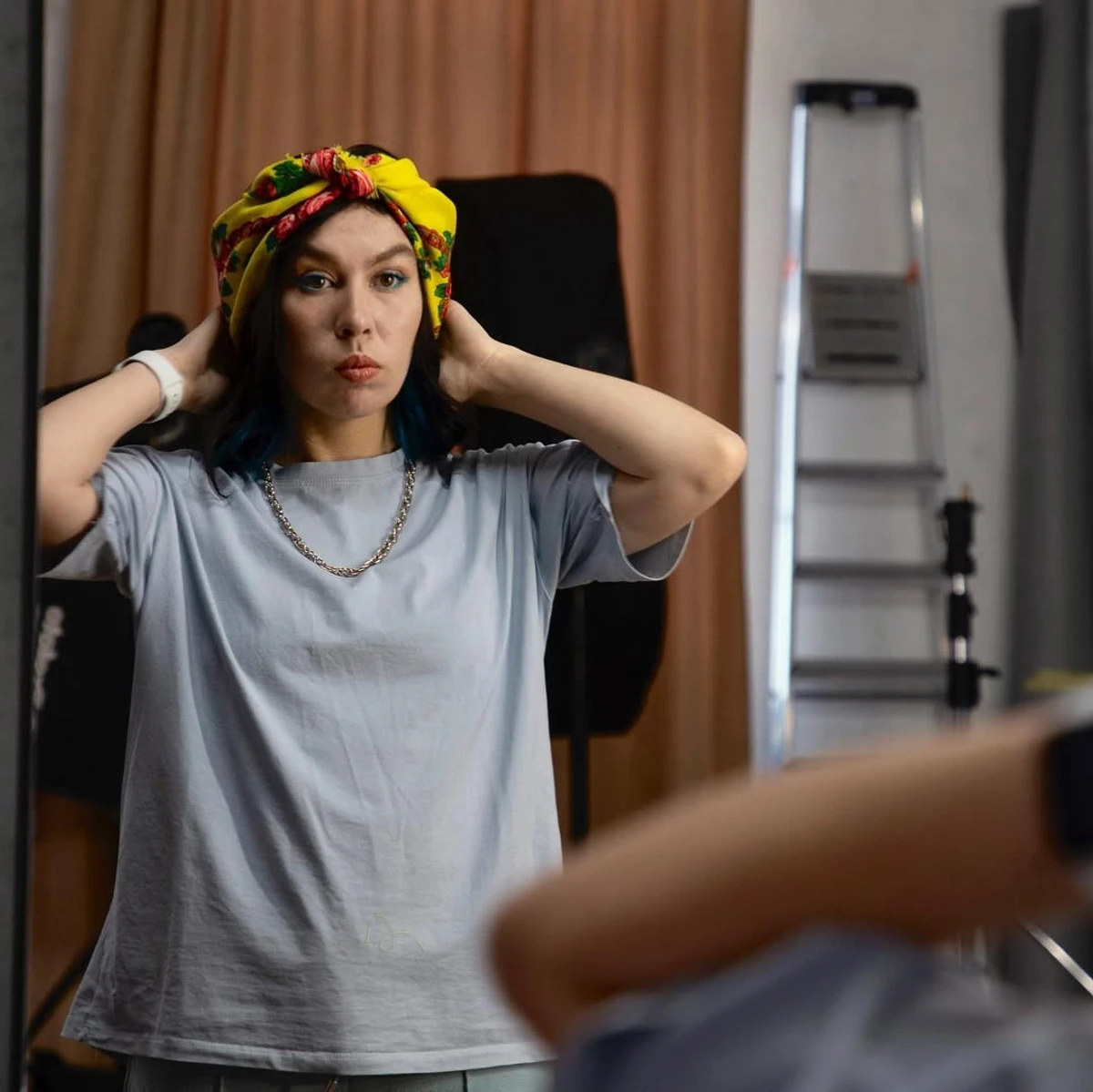 Настя Зухвала позує у дзеркалі