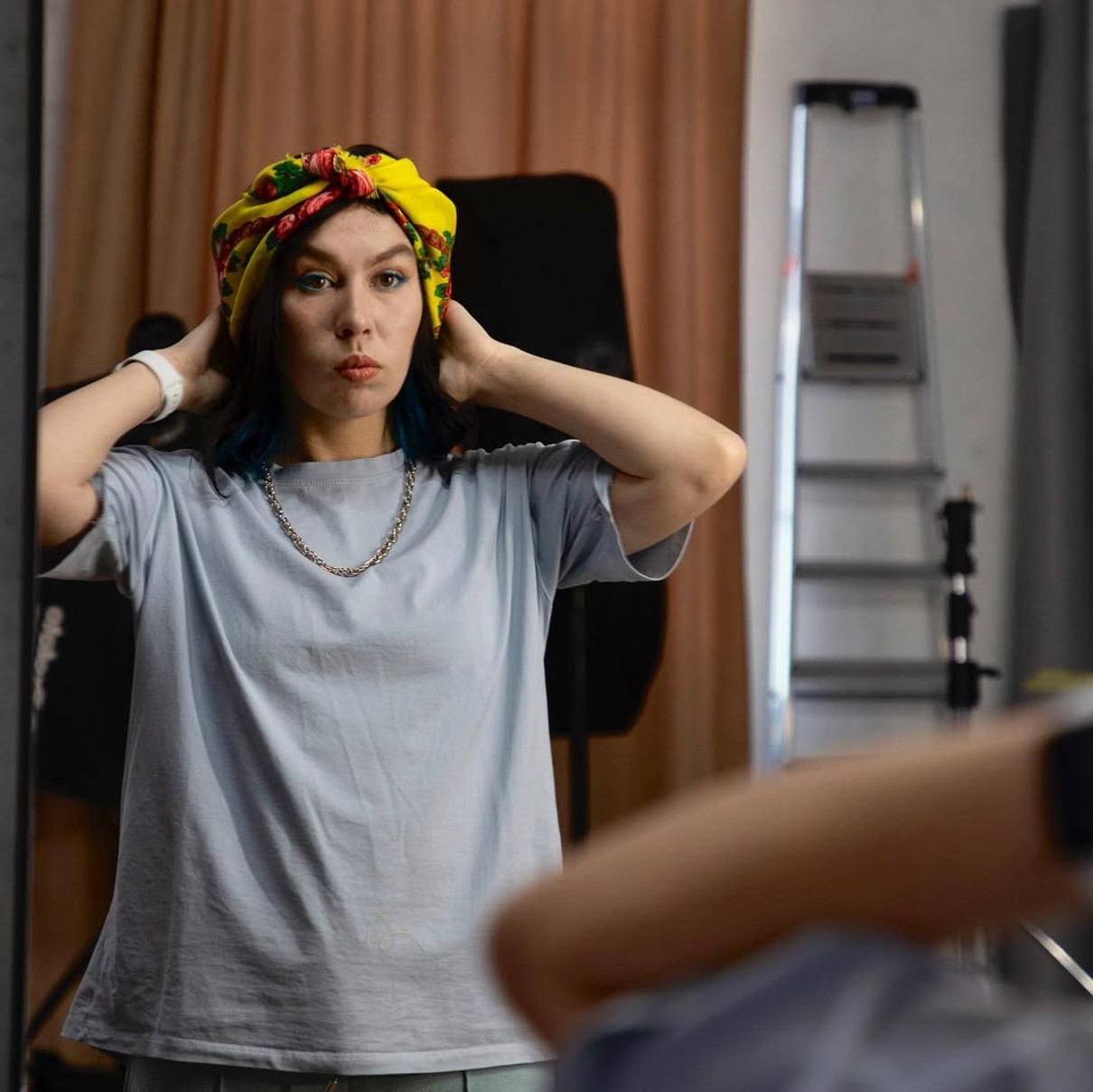 Настя Зухвала позує у дзеркалі