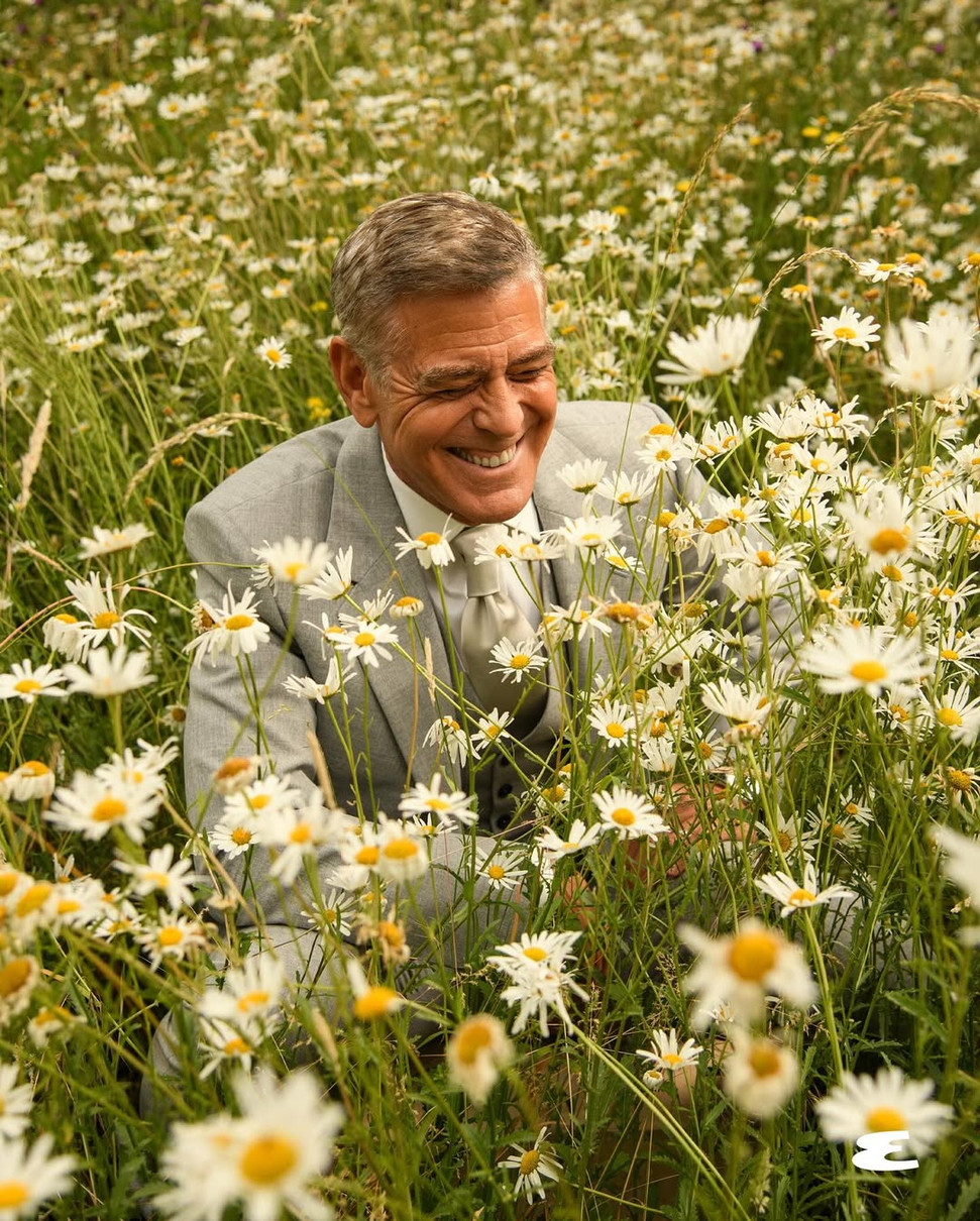 Джордж Клуні у костюмі усміхнено попозував серед ромашок