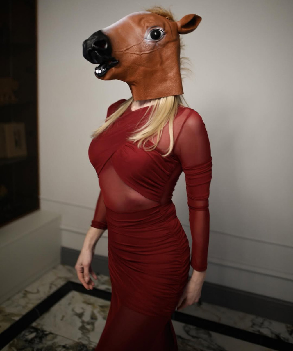 Даша Трегубова в обтислій сукні та маскою коня попозувала для фото