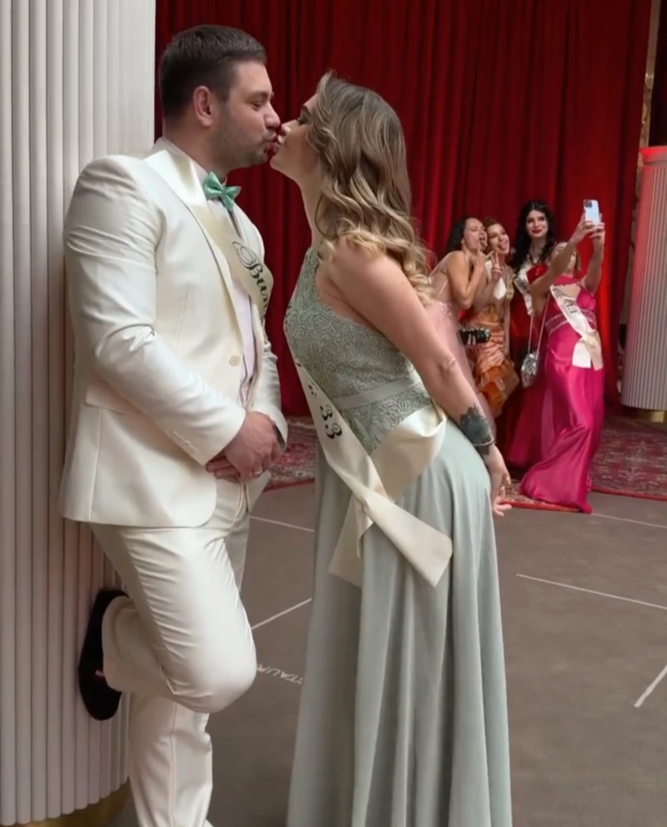 Саша Бо поцілувала чоловіка на випускному