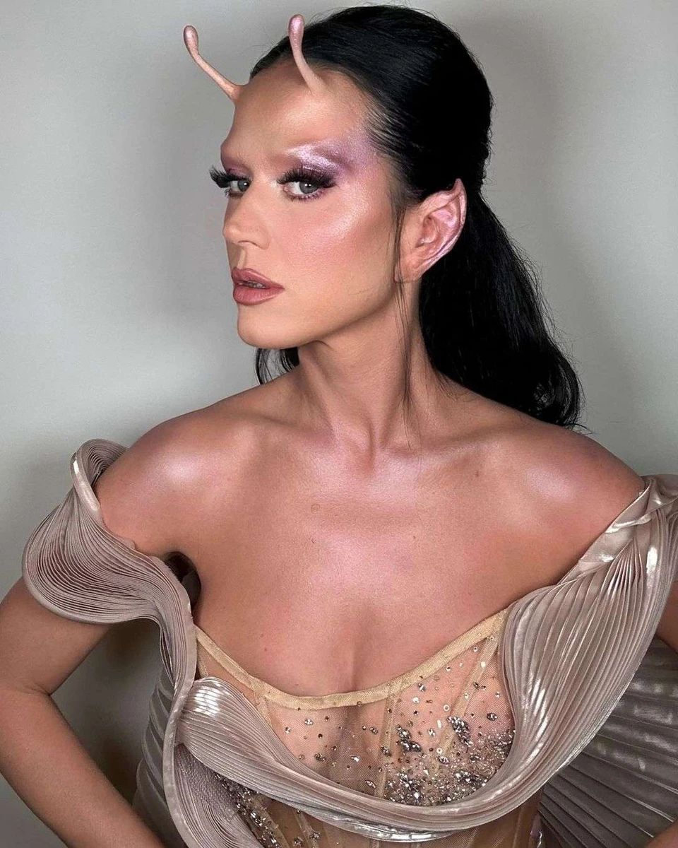 Імовірно, це образ для майбутнього кліпу артистки, і до зйомок вона залучила й нареченого