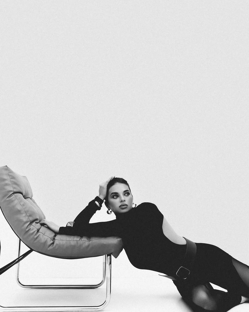 Дружина Усика полежала на підлозі з оголеною спиною