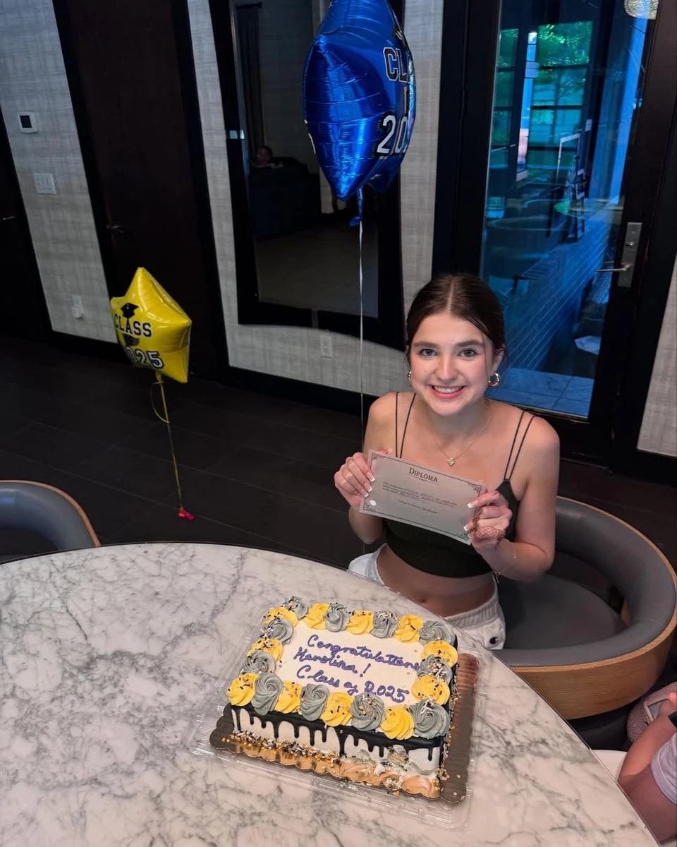 Дочка Лілії Подкопаєвої показалася з тортом на випускному