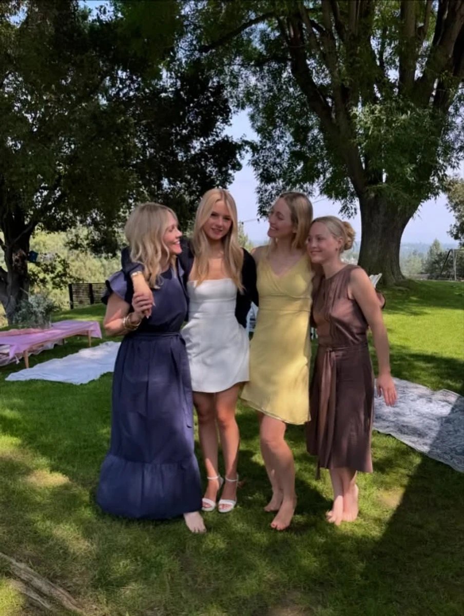 Дженні Гарт у компанії дочок відсвяткувала випускний молодшої дитини