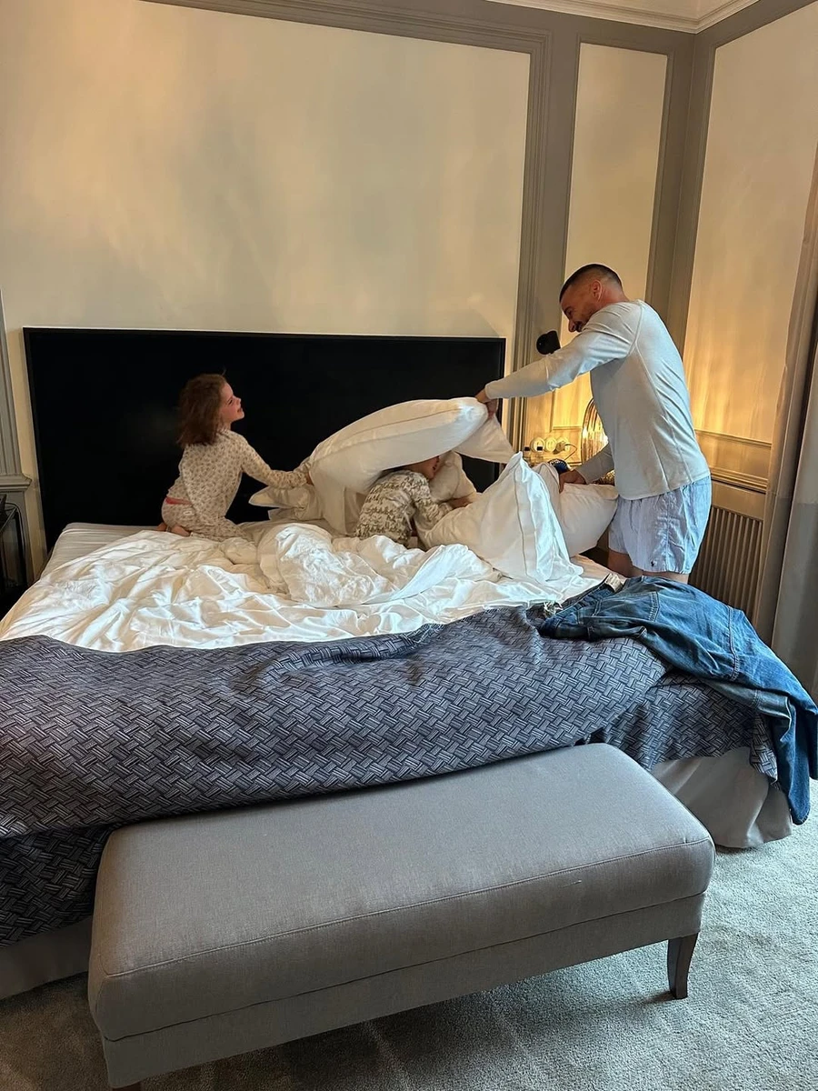 Рікі Мартін показав смішні розваги з сином і дочкою в готелі