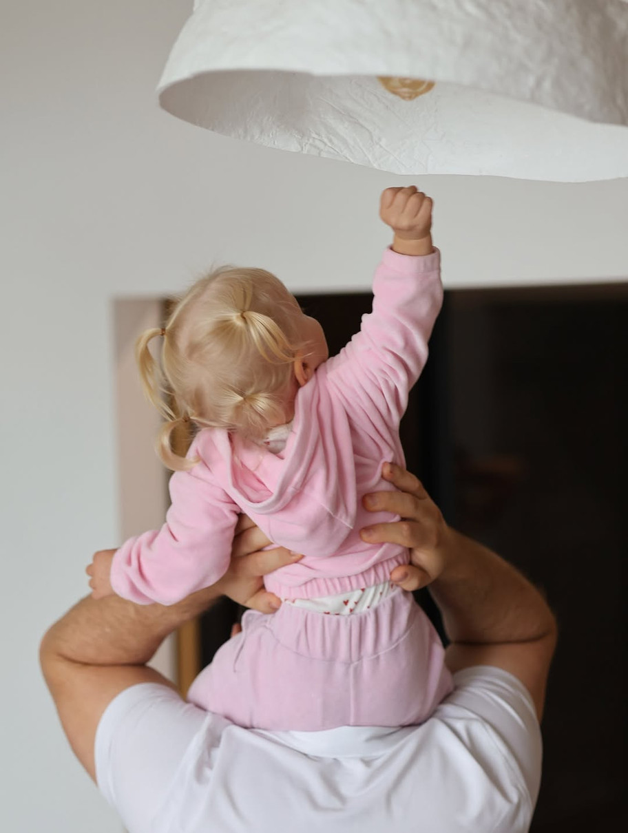 Саша Бо зазнімкувала чоловіка з їхньою дочкою у рожевому на плечах