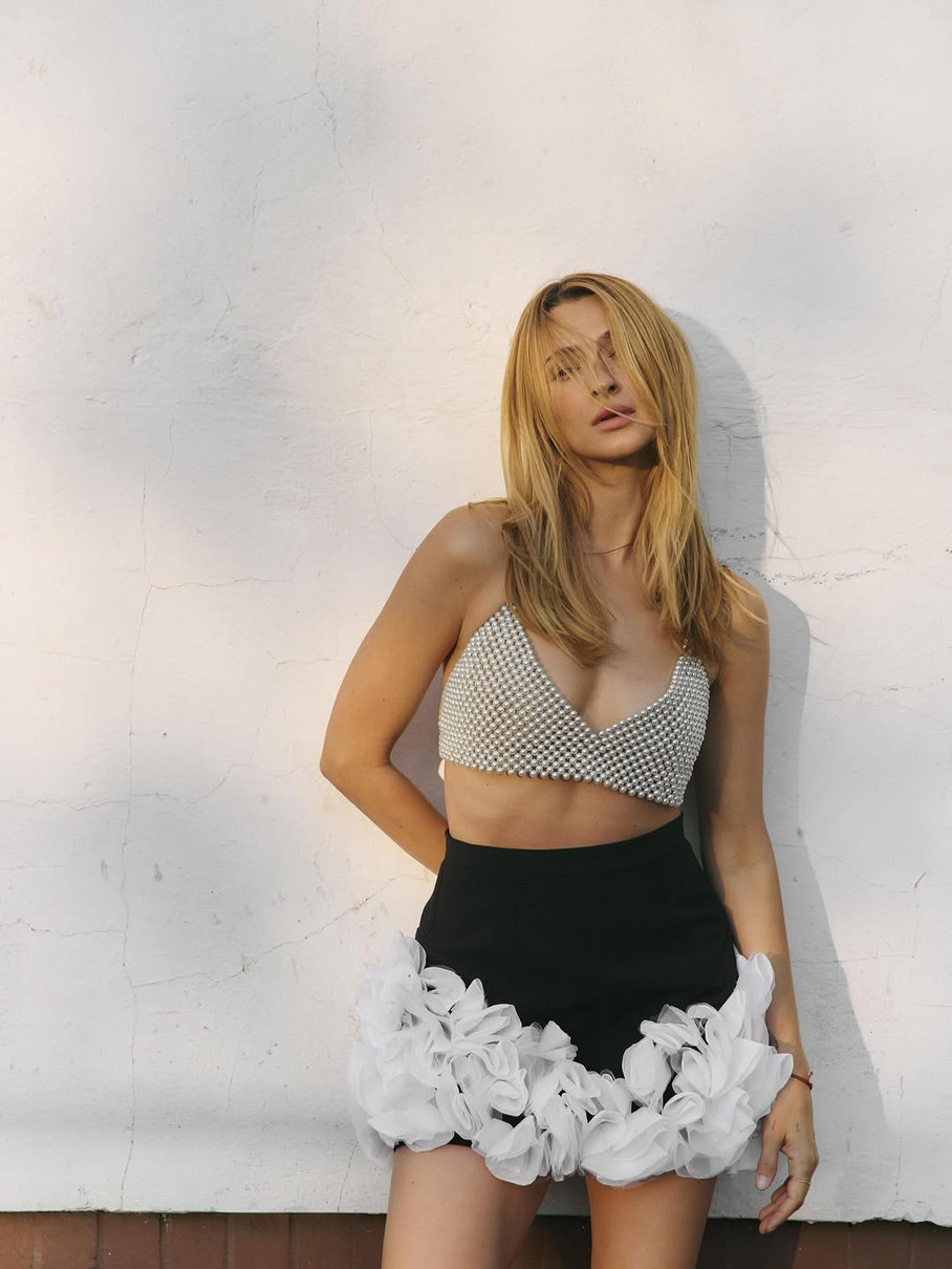 Tayanna в топі з намистин і пишній спідниці