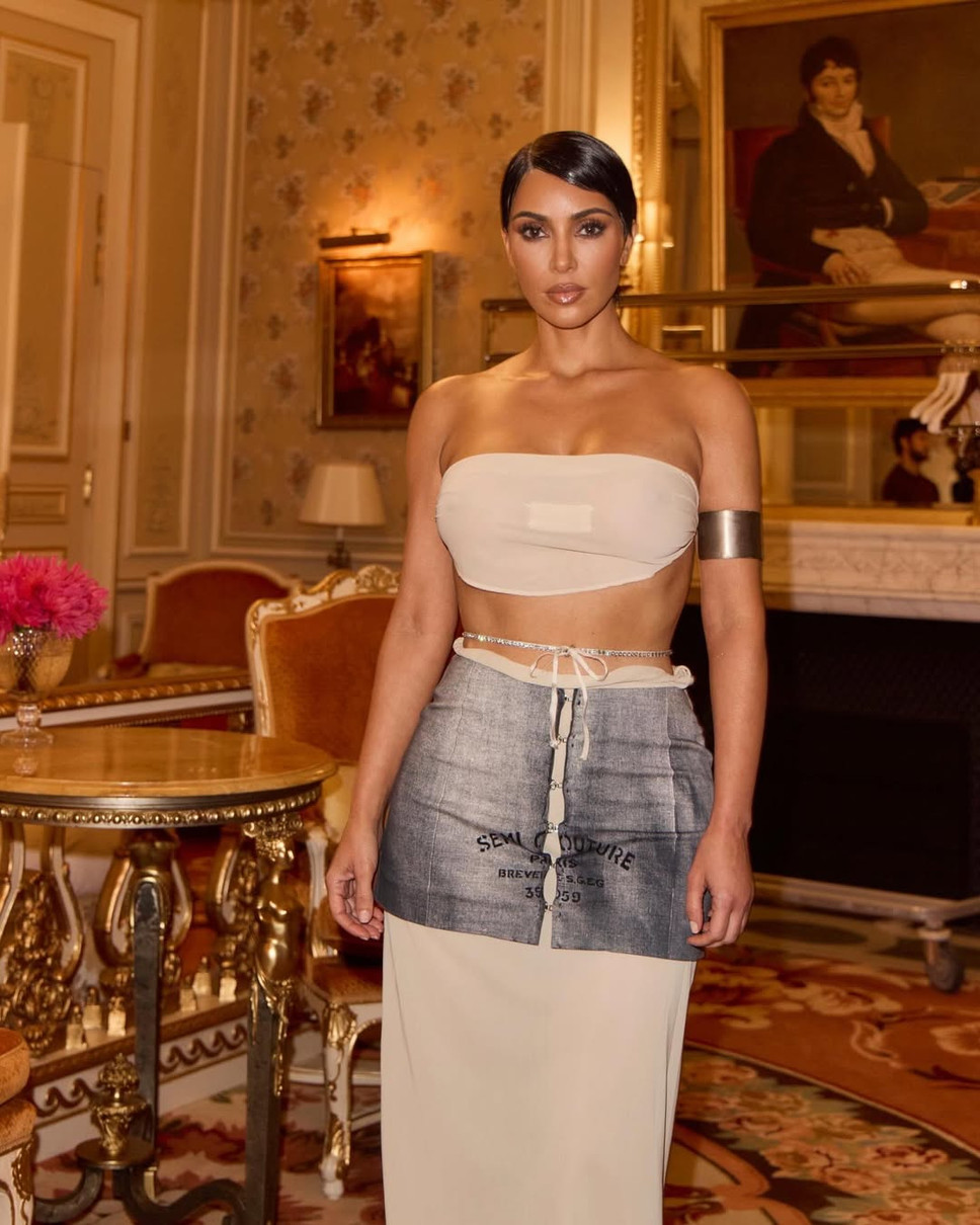 Кім Кардашян у прозорому топі