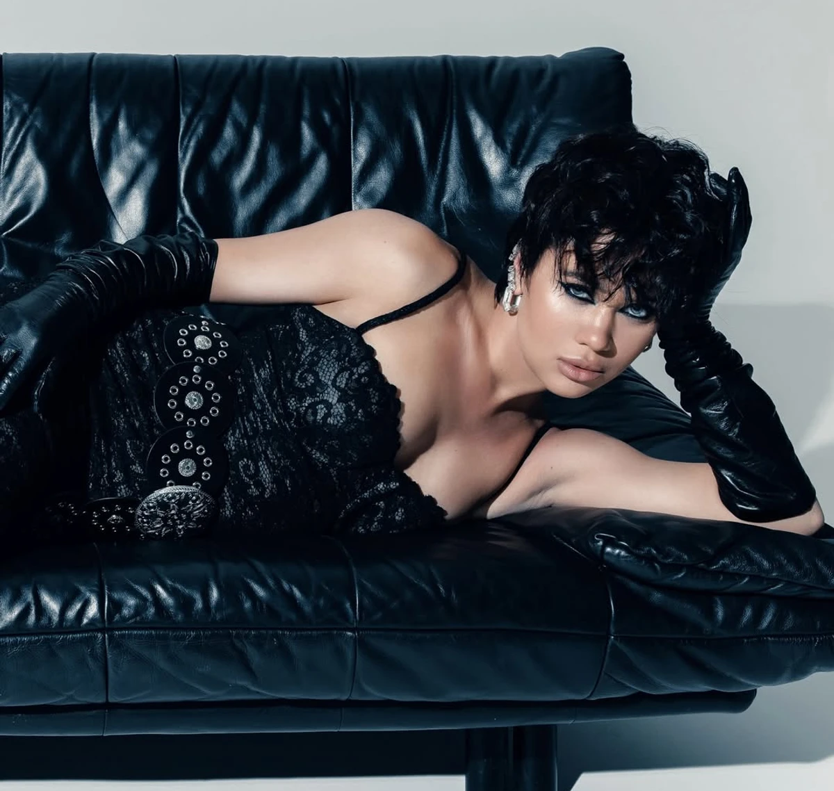 Lida Lee (Ліда Лі) у сексі луці блиснула формами на дивані