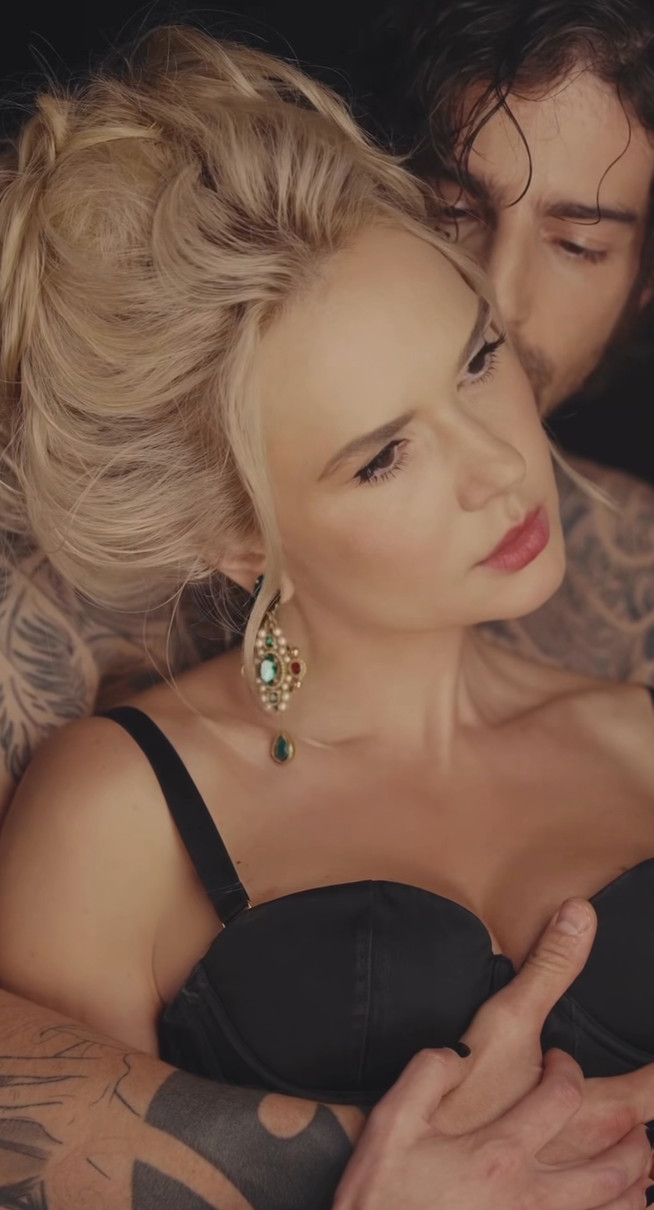 Володимир Дантес притулив Олену Лавренюк до себе на зйомках