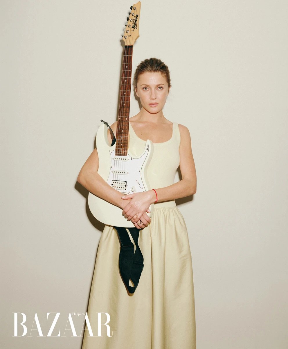 Співачка Кола у жовтій сукні попозувала з гітарою в руках