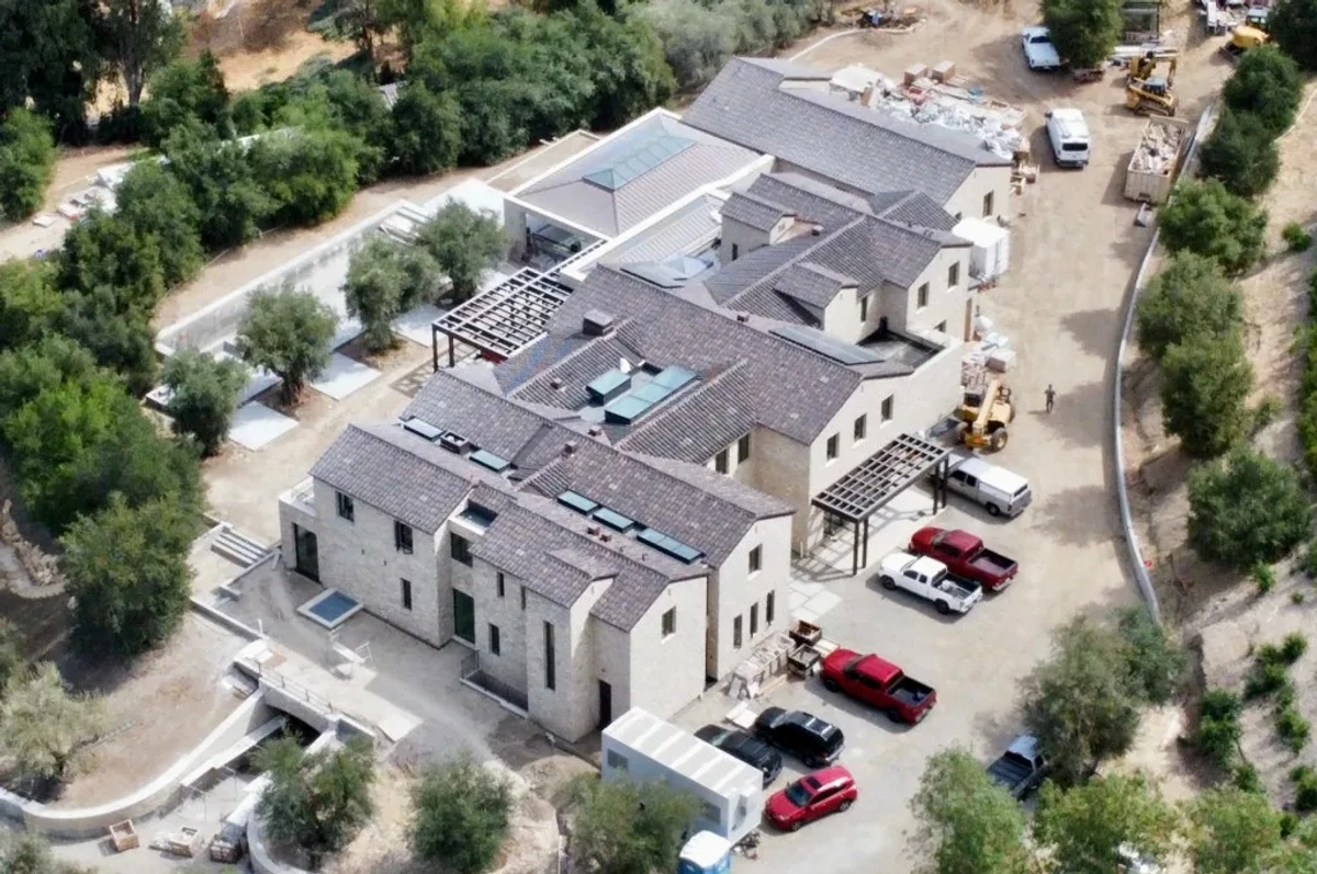 Як виглядає розкішний особняк Кайлі Дженнер