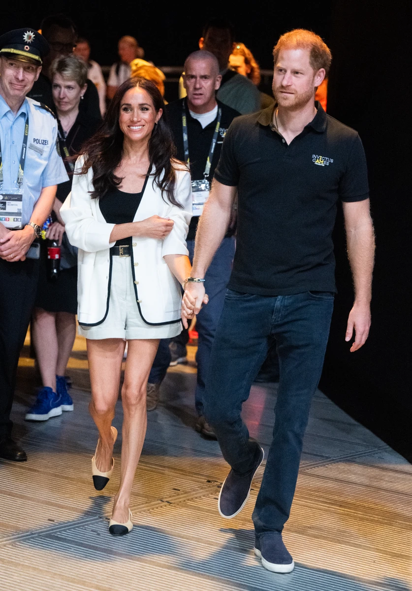 Меган посвітила стрункими ніжками