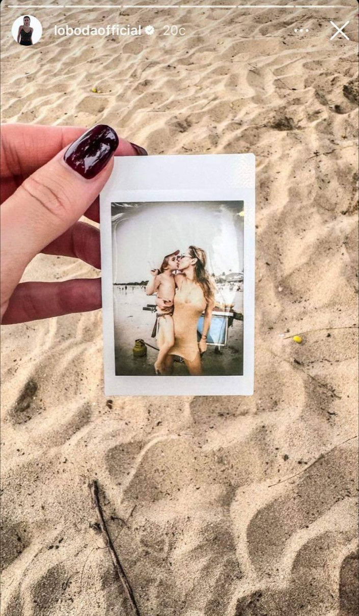 Також співачка поділилася фото зі своєю донькою на пляжі