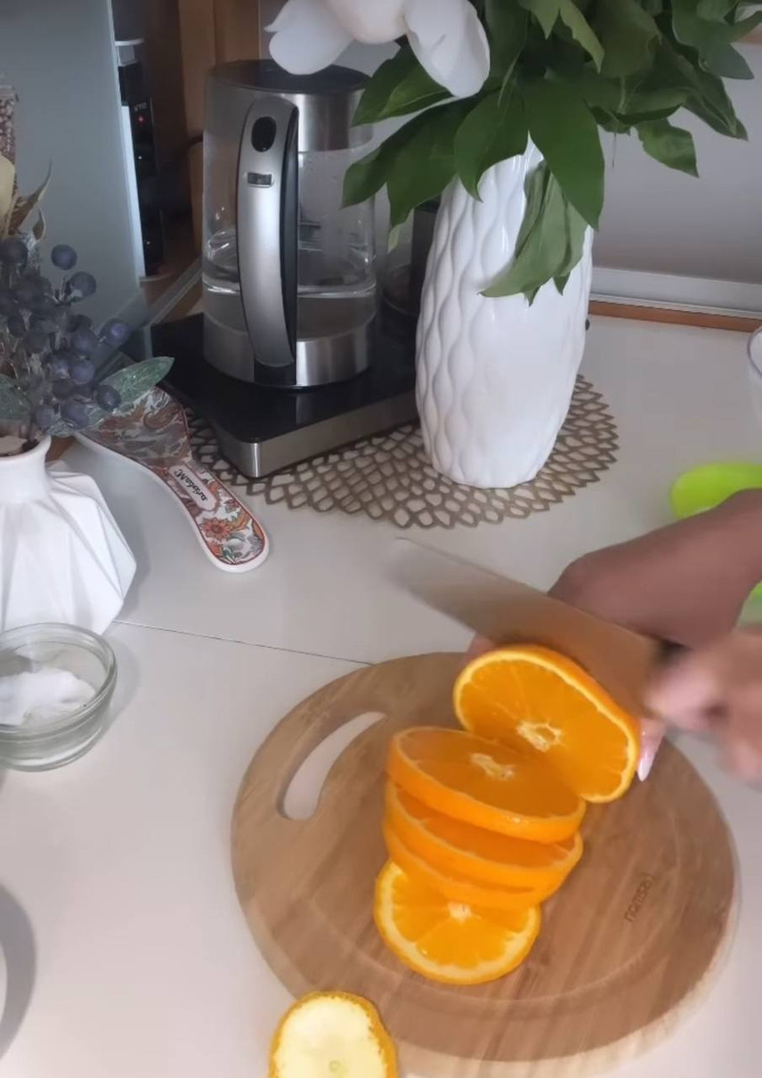 Спершу необхідно нарізати апельсини 
