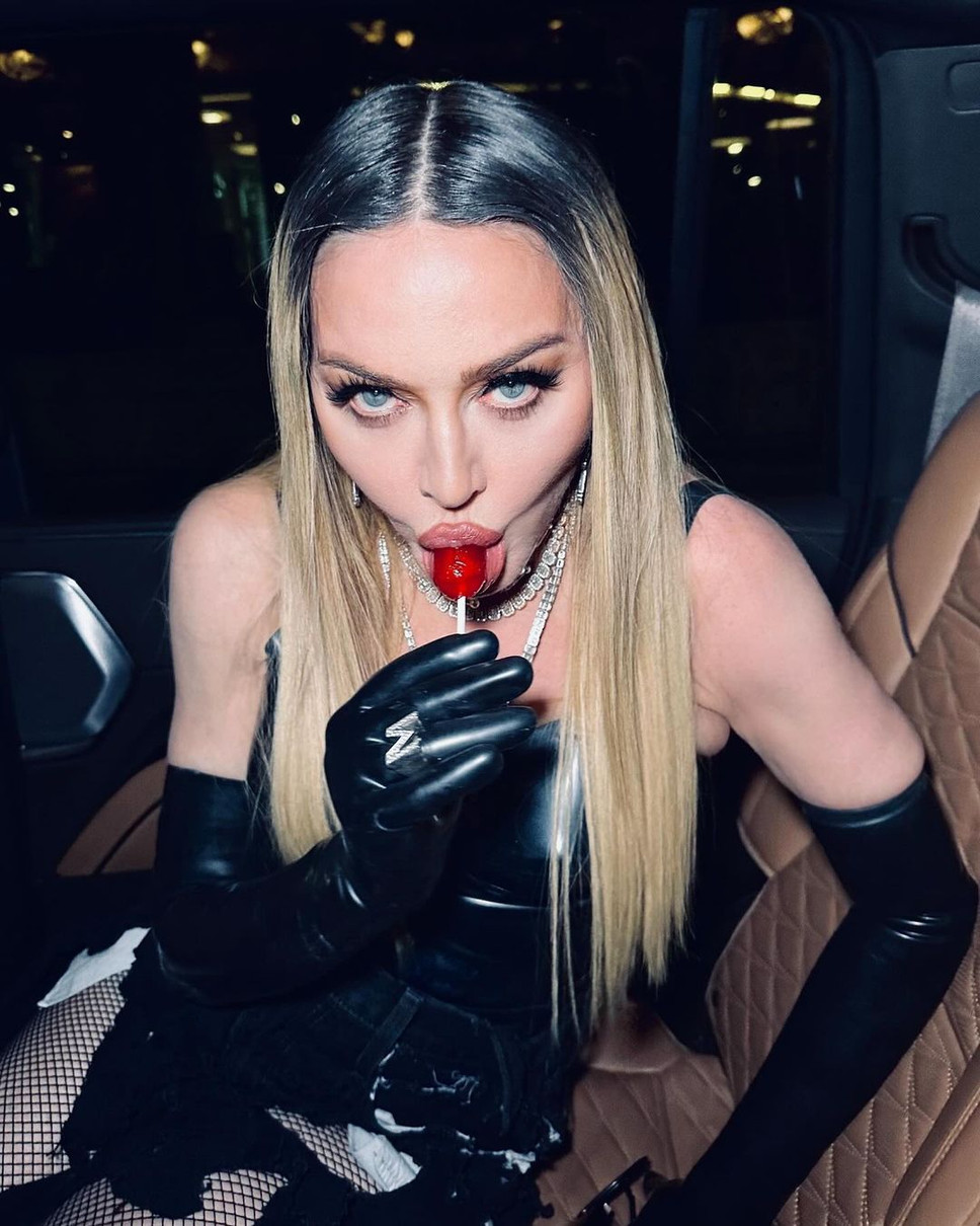 Мадонна з льодяником у руках