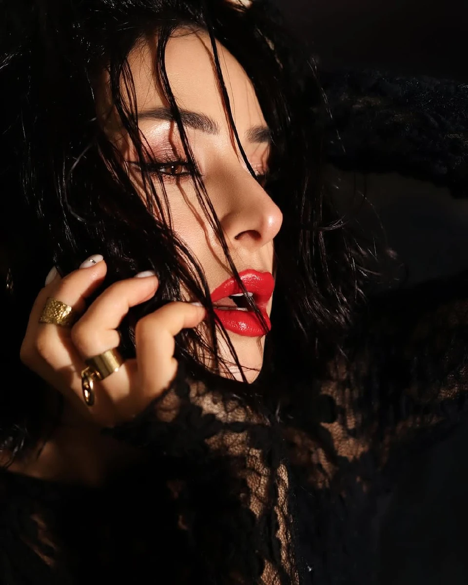 Огнєвіч - фото з червоними вустами