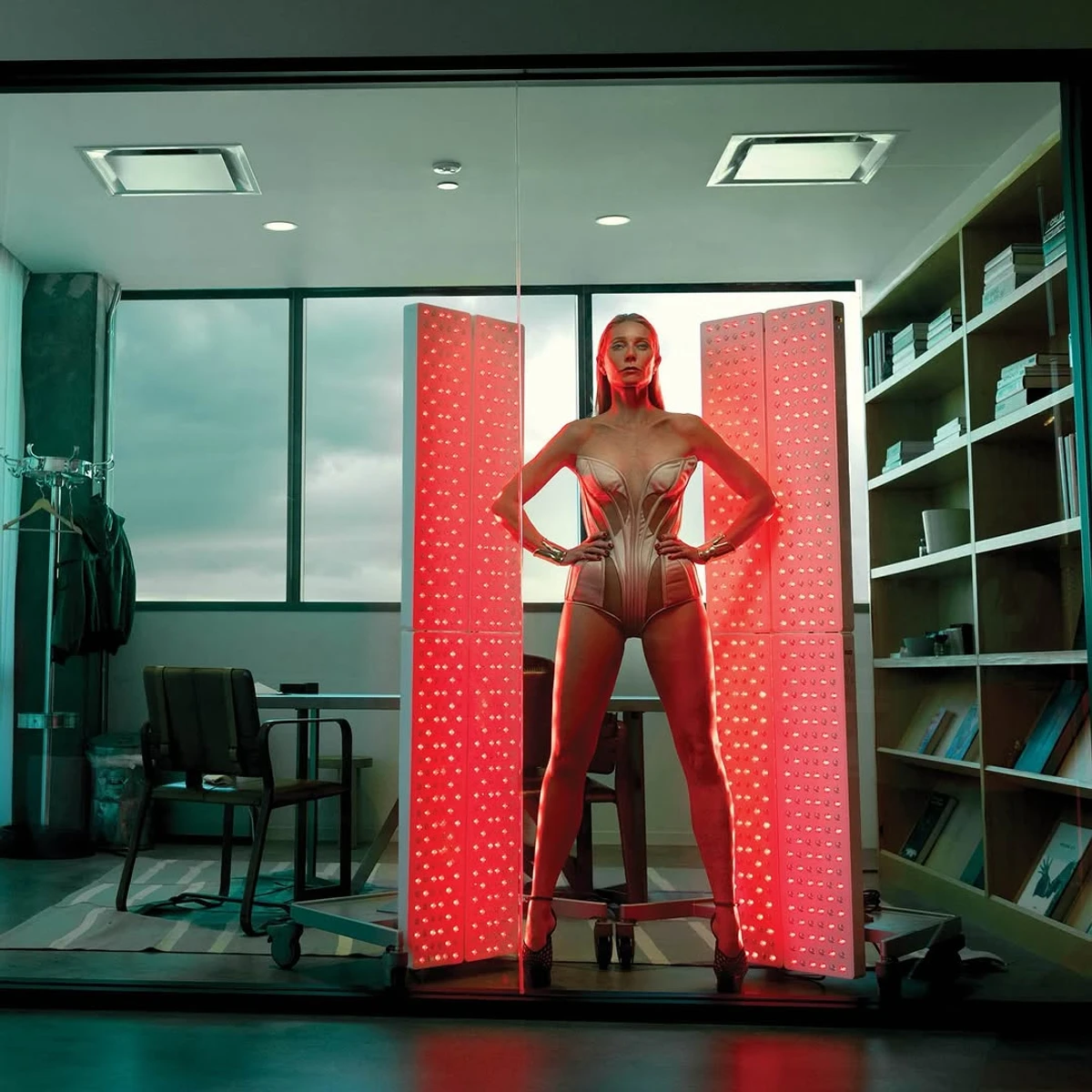 Гвінет Пелтроу позує в одному боді та підборах