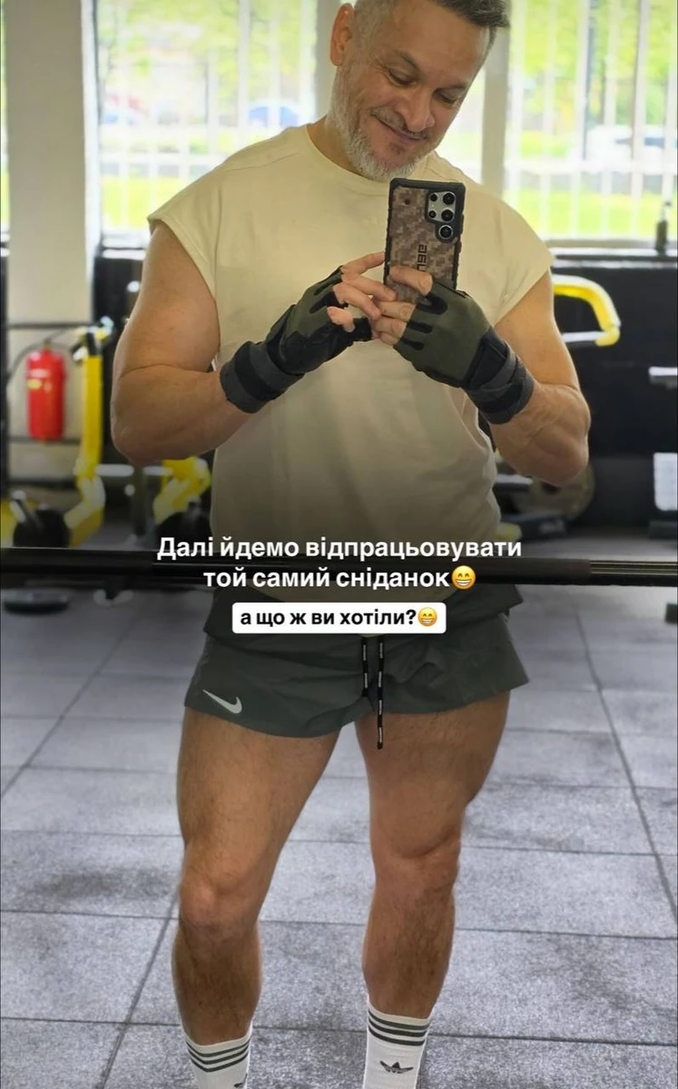 Ектор Хіменес-Браво у шортах у спортзалі