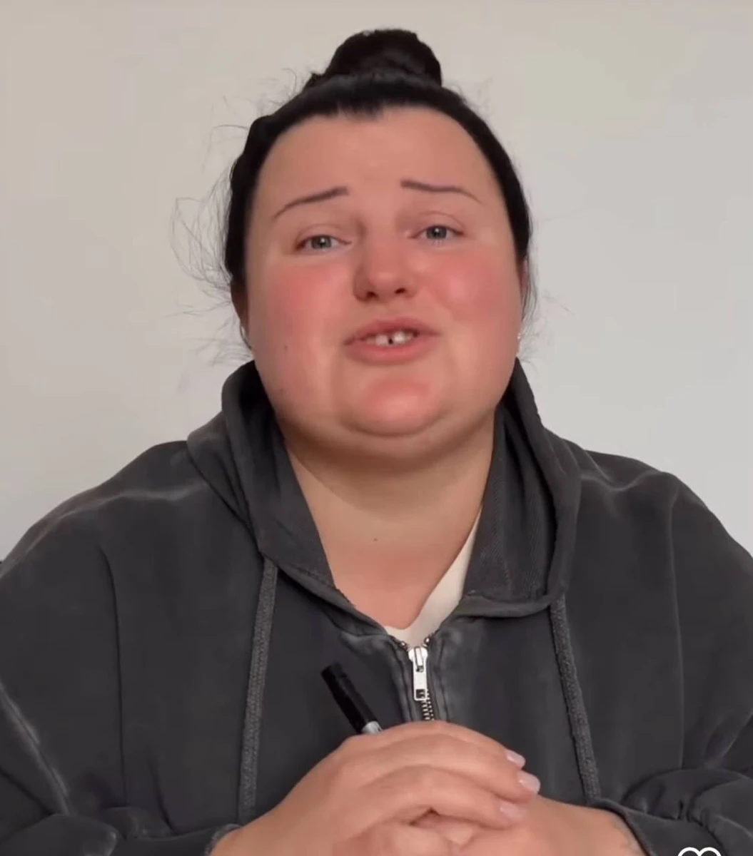 Обличчя реперки, коли хтось просить її автограф, але не має пензлика під рукою