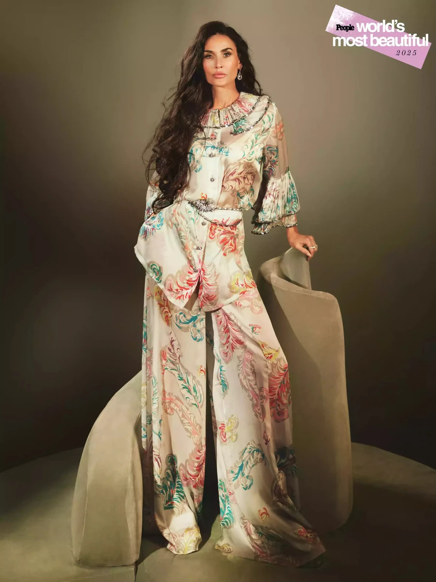 Демі Мур у яскравому луці засвітила струнке тіло