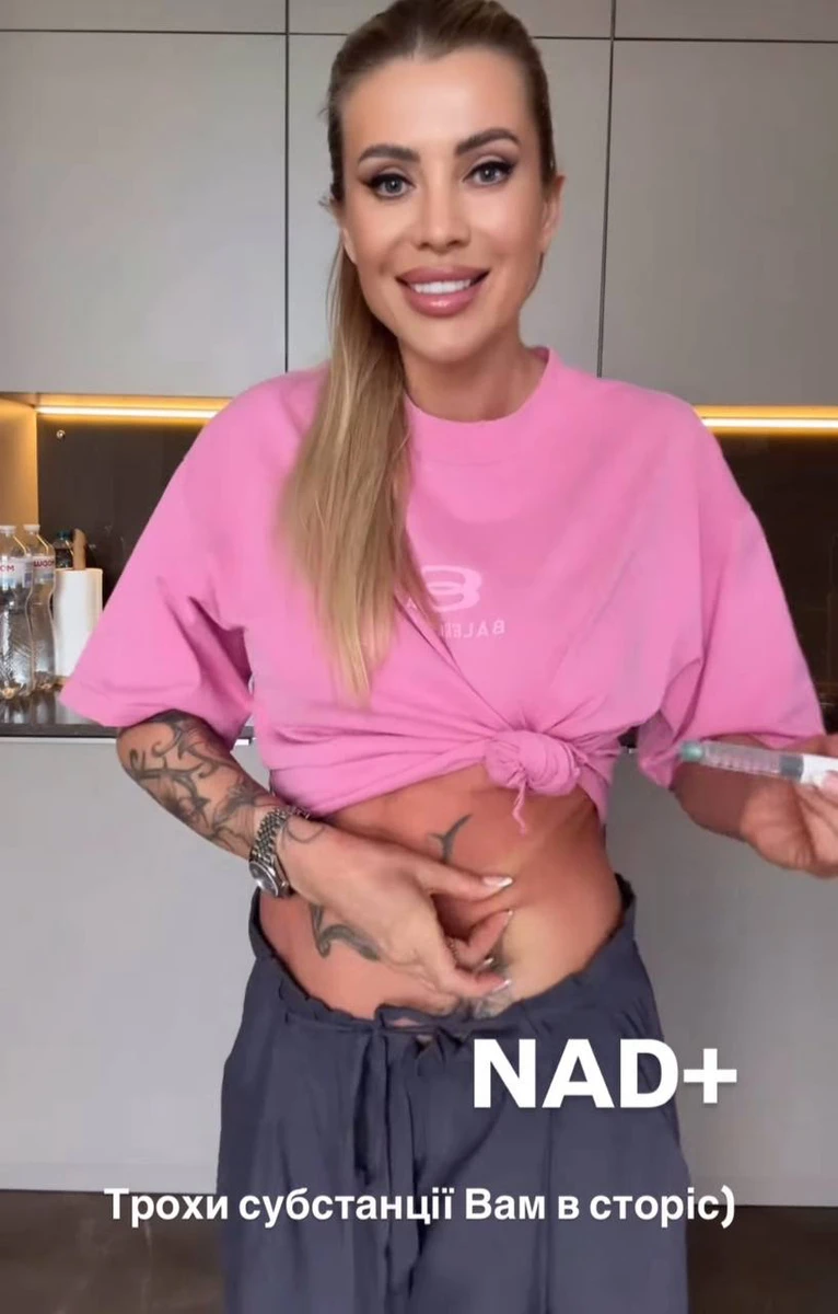 Крук похизувалася животиком