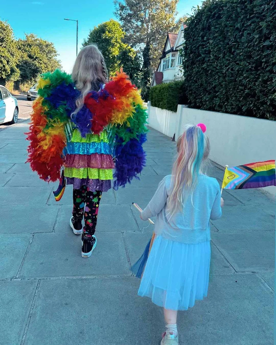 Родина Теннантів підтримує ЛГБТК+ спільноту та відвідує заходи в рамках Прайдів