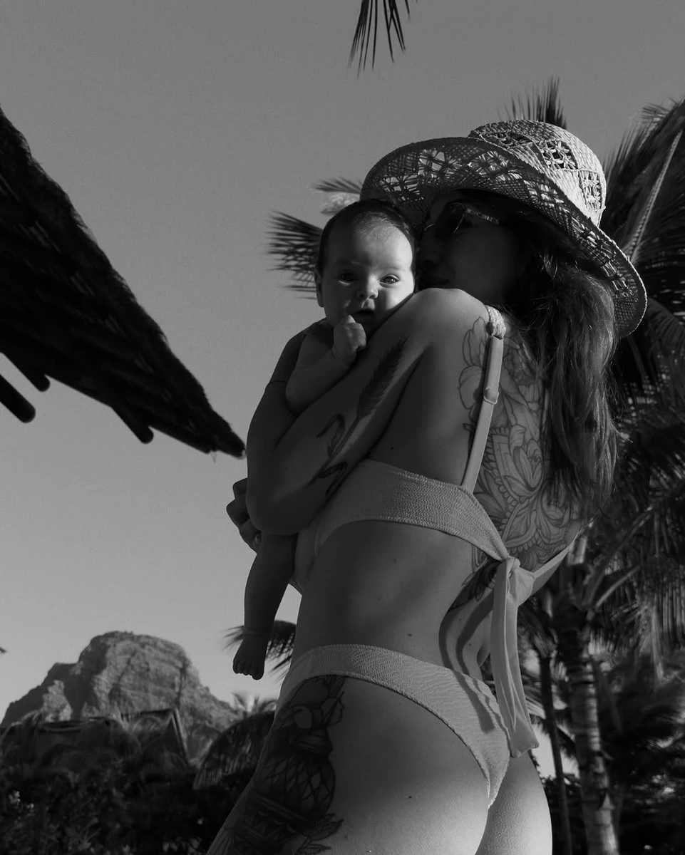 Таня Пренткович засвітила фігуру в бікіні з дочкою на руках