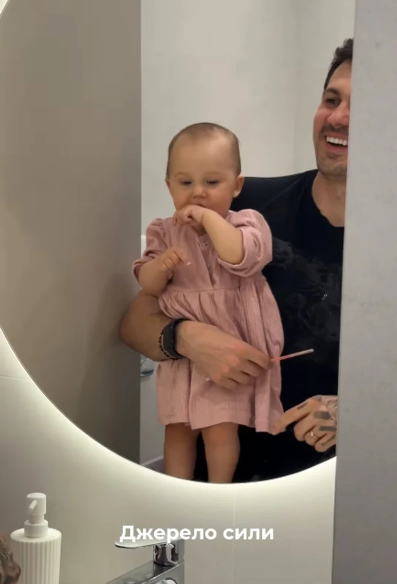Татарінцева показала, як її чоловік чистить зуби з дочкою