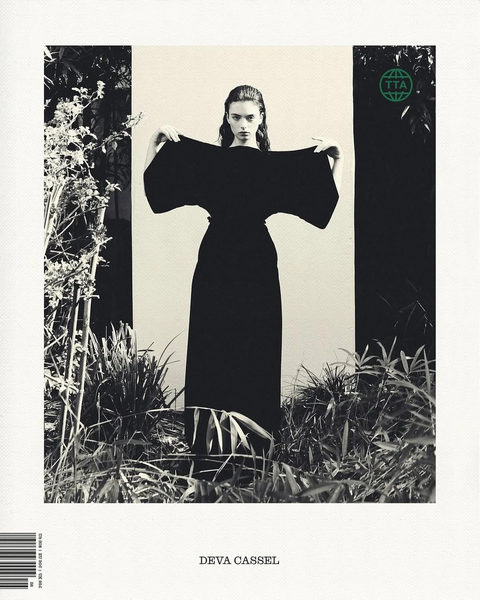 Дева Кассель посвітила тонкою талією для фото