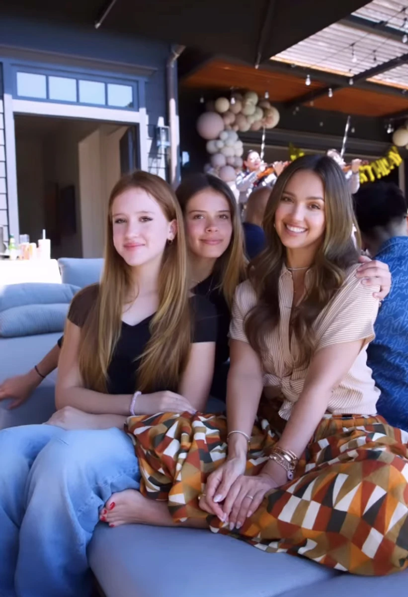 Джессіка Альба попозувала біля дорослих донечок