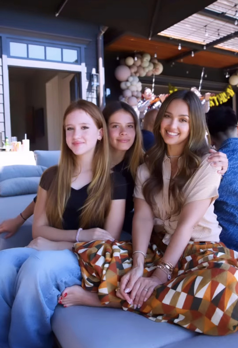 Джессіка Альба попозувала біля дорослих донечок