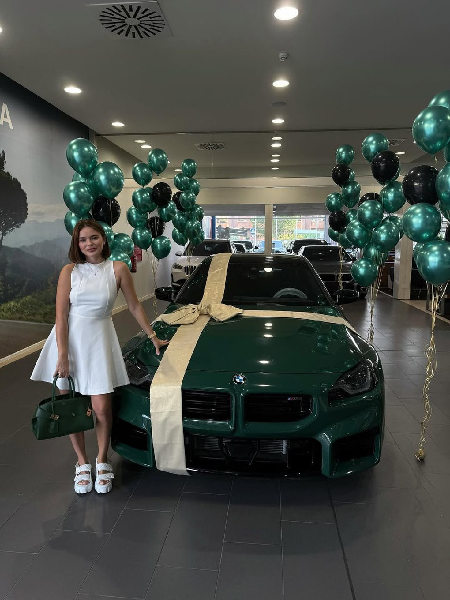 Дружина Луніна біля нового авта