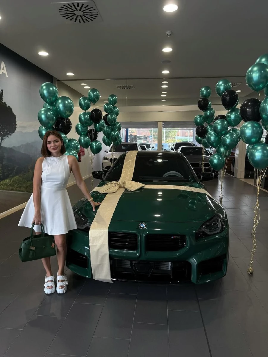 Дружина Луніна біля нового авта