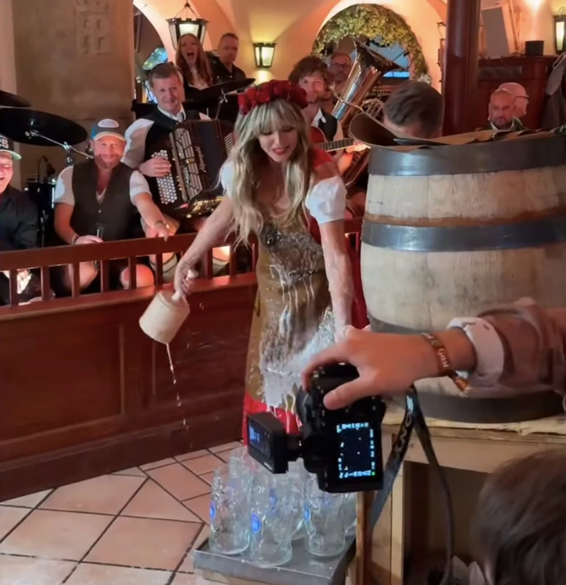 Гайді Клум в етносукні влаштувала розваги з пивом