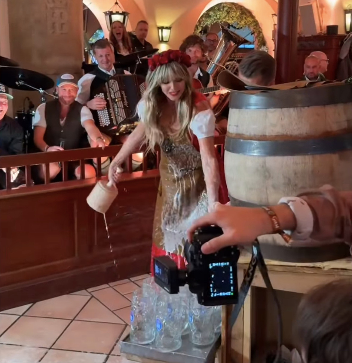 Гайді Клум в етносукні влаштувала розваги з пивом