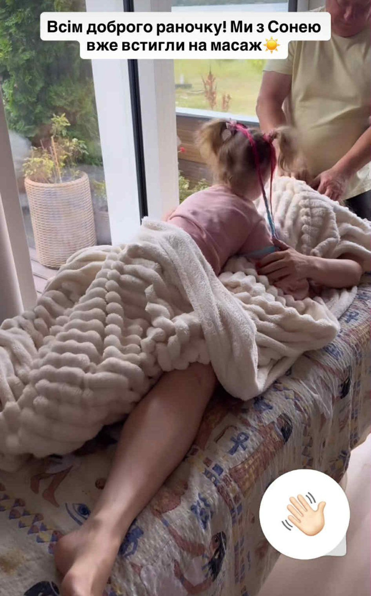 Могилевська на масажі з дочкою