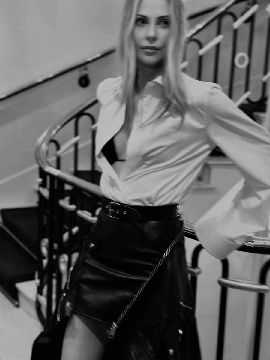 Шарліз Терон у білій сорочці наробила фото