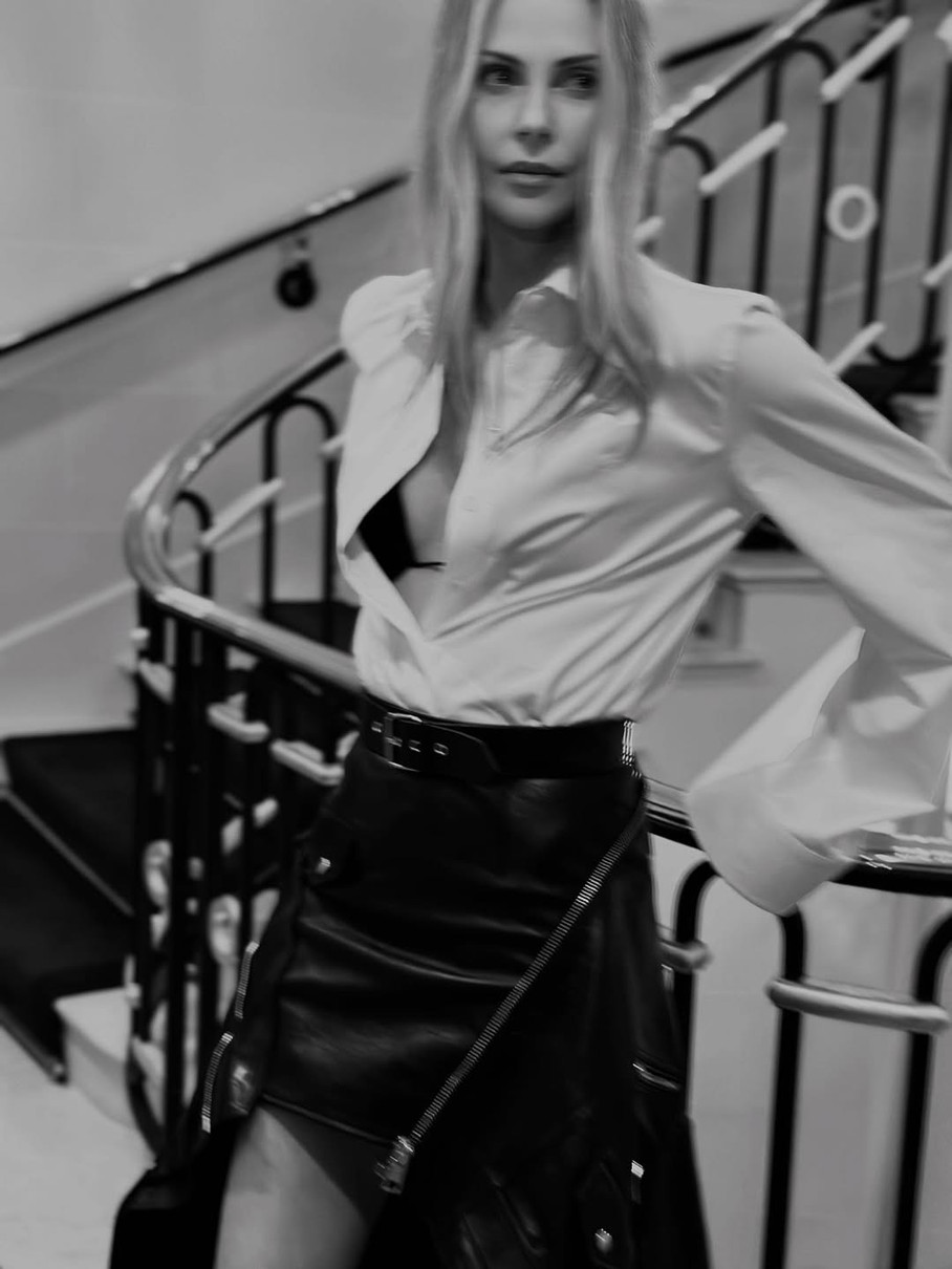 Шарліз Терон у білій сорочці наробила фото