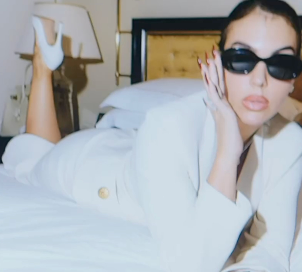 Наречена Роналду в обтислому луці полежала на ліжку для фото у Парижі