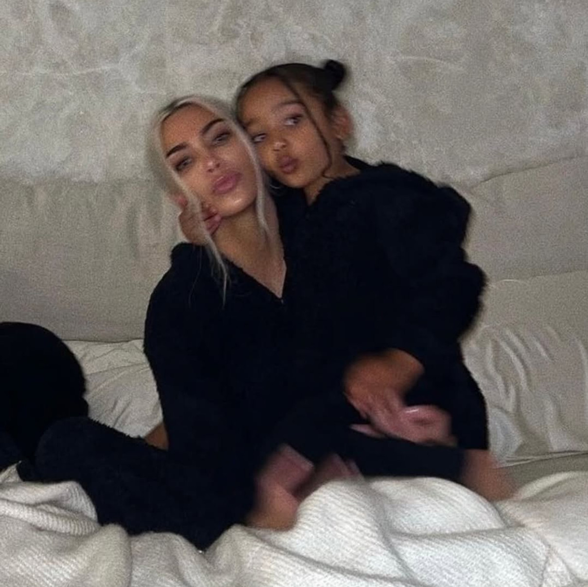 Кім Кардашян показалася в обіймах дочки на її 8-річчя