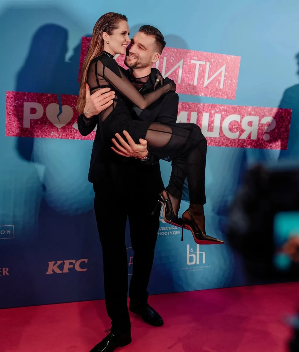 Наталка Денисенко у сексі сукні попозувала на руках бойфренда