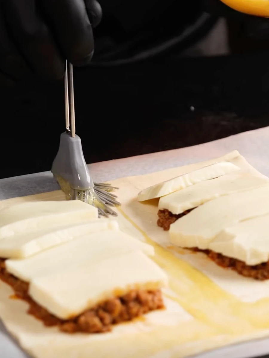 Ектор Хіменес-Браво показав, як готує слойки з фаршу та сиру