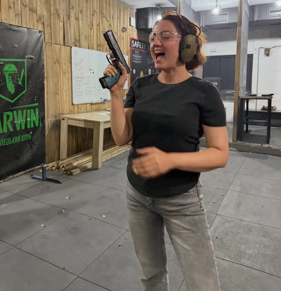 Оля Цибульська похвалилася влучними пострілами у мішень в тирі