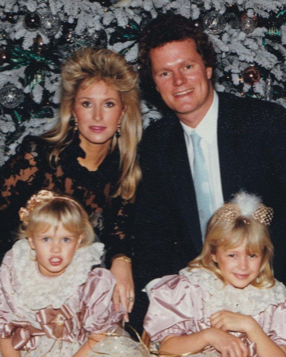 Маленька Періс із сестрою та батьками, Кеті та Ріком Хілтонами