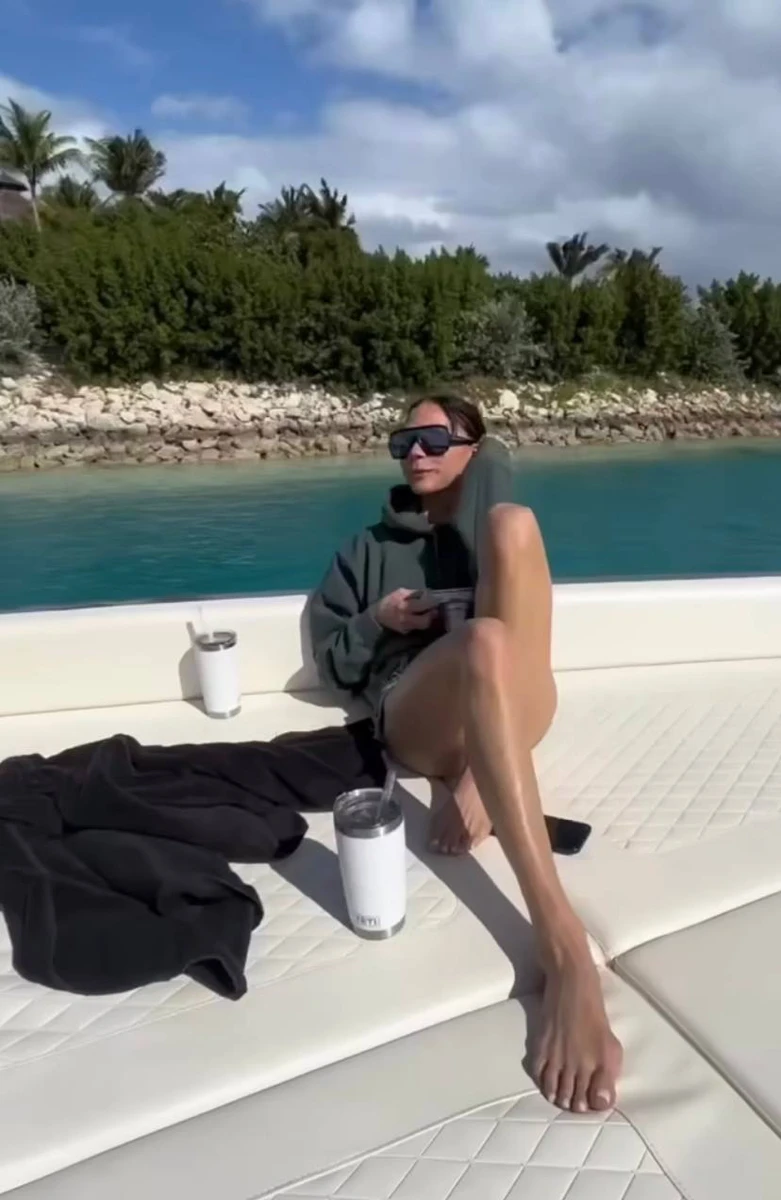 Дизайнерка поніжилася на сонечку